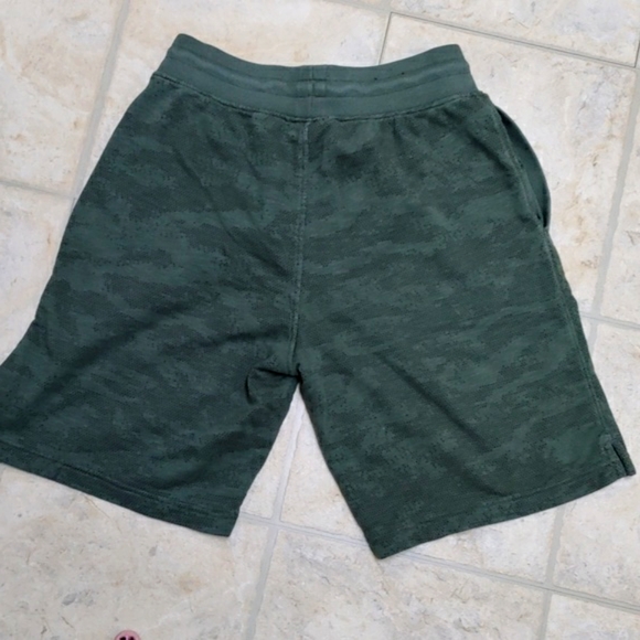 Under Armour men's green camo shorts. Tie around waist. Like New - Picture 3 of 3